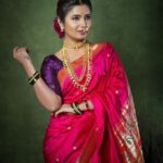 Prajakta Mali Instagram – खुलं आभाळ ढगाळ 
त्याला रूढींचा इटाळ 
.
माझ्या लाख सजणा…
ही कांकणाची तोड माळ तू…! 
.
#शृंगार #प्रेम #गुलाबी #मराठीमूलगी #मराठीसाज #प्राजक्तराज #prajakttamali @♥️

.
Jwellery by – @prajaktarajsaaj @🎯 

.

Saree – @paithanis.by.mrugakirloskar 
Jewellery – @prajaktarajsaaj 
Styled by – @rajasidatar 
Hmu – @seemaaofficial @baratemahesh16
Clicked by – @kalyaam_2.0