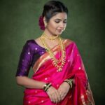 Prajakta Mali Instagram – नववधू प्रिया मी बावरते…♥️

नाही नाही नाही…
मी लग्न करत नाहीये, “छोटा लग्नसराई संच” launch करतीए.. अर्थातच “प्राजक्तराज- पारंपरिक मराठी साज” मध्ये. तुमच्या लग्नसराई साठी😌. 
भरपूर discount सहीत. 

We are available only on…
www.prajaktaraj.in 

@prajaktarajsaaj @🎯
.
#तारामंडळ #मोहनमाळ #कोल्हापूरीसाज #कोयरीतोडे #बुगडी 
#मराठीअलंकार #मराठीनखरा #लगीनघाई #लग्नसराई #combo #प्राजक्तराज #prajakttamali @♥️

.
.
Saree – @paithanis.by.mrugakirloskar 
Jewellery – @prajaktarajsaaj 
Styled by – @rajasidatar 
Hmu – @seemaaofficial @baratemahesh16
Clicked by – @kalyaam_2.0