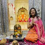 Prajakta Mali Instagram - श्री क्षेत्र ओझर..🙏 विघ्नहर गणपती- अष्टविनायक. . कार्यक्रमांच्या निमित्ताने होणारी देवदर्शने..🥰 . #पुण्य #मंगळवार #विघ्नहर #गणपती #ओझर #सनातनधर्म #prajakttamali @😌 . @prajaktarajsaaj (जे दागिने घातलेत; त्याचा combo च आणलाय बघा. मिळणार www.prajaktaraj.in वर) @😌