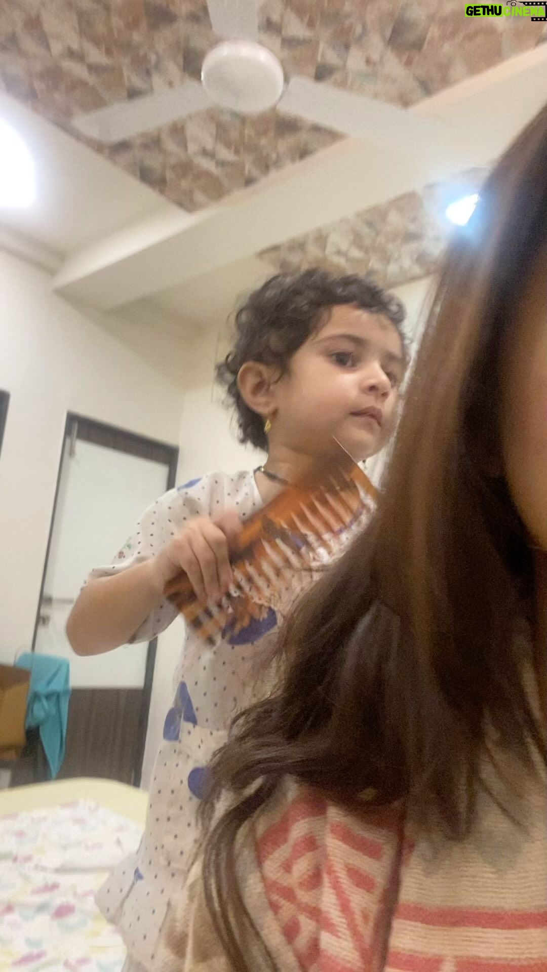 Prajakta Mali - 355.4K Likes - मला मानेवरचे केस नीट विंचरता येत नसावेत, असं तीला वाटतं. 🤪
.
म्हणून मी बाहेर जाताना आणि बाहेरून आल्यावर ती माझे केस विंचरते.
म्हणून मी घरातून जायची आणि यायची ती वाट बघते..🤪😂
.
Video काढतेय कळलं की लपते😅.
(मध्ये काय बोललीस ते मलाही नाही कळलय अजून😂)
#शिवप्रिया #होगंआत्तू
It’s her favourite line… ♥️
.
#happysunday ♥️
#आमचीगोंडूली #गंगूबाई #आजीबाई #भाची #पुणे #family #cutenessoverload #prajakttamali @♥️