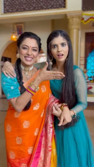 Pranali Rathod Instagram - With my cutie Pranupie 
Trend shayad khatam ho raha hai, par yeh dosti ki toh shuruwat hai…
PS. There were no rehearsals, no retakes, yeh bas one and only take tha, joh main daal rahi hu... 

We got this chance of doing this during the shoot of #BaateinKuchAnkaheeSi !! 

@aliaabhatt @ranveersingh @dharmamovies 
#Anupamaa  #YehRishtaKyaKehlataHai #feelkaroreelkaro #feelitreelit #reels #reelsinstagram #jhumka #pranalirathod #jaimatadi #jaimahakal #rupaliganguly