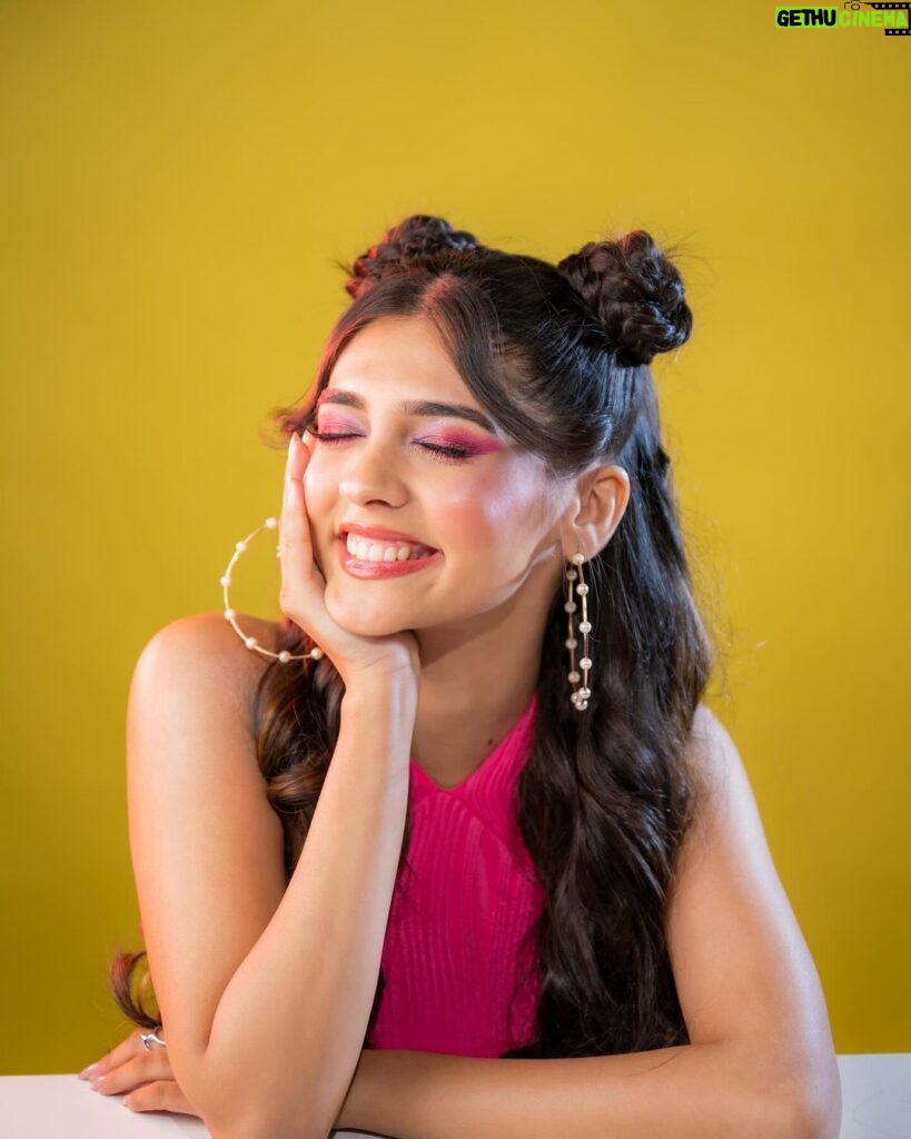 Pranali Rathod Instagram - Trying to adult, but my candy stash keeps giving me a reality check🍭 Styled by @darshimehtaa Outfit @nineboxrv Jewellery- @itahdnura Mua- @makeup_by_nainaa @rubinadaniel1 📷- @kakali_das_photography