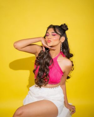 Pranali Rathod Instagram - Trying to adult, but my candy stash keeps giving me a reality check🍭

Styled by @darshimehtaa
Outfit @nineboxrv
Jewellery- @itahdnura 
Mua- @makeup_by_nainaa @rubinadaniel1 
📷- @kakali_das_photography
