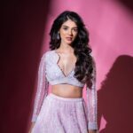 Pranali Rathod Instagram - 🌸 . makeup- @makeup_by_nainaa Outfit @riantasofficial @darshimehtaa 📷- @kakali_das_photography