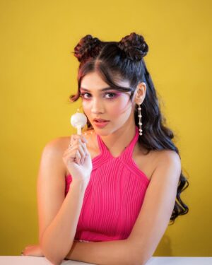 Pranali Rathod Instagram - Trying to adult, but my candy stash keeps giving me a reality check🍭

Styled by @darshimehtaa
Outfit @nineboxrv
Jewellery- @itahdnura 
Mua- @makeup_by_nainaa @rubinadaniel1 
📷- @kakali_das_photography