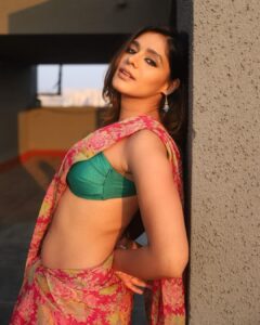Pranati Rai Prakash Instagram - Chalo phir, shayari likhte hain, isi bahane dil ke raaz to malum hon… Captured by @girish_rajput_photography