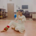 Pranati Rai Prakash Instagram - Learning a new choreography! Munchkin excited much 👻 2nd day! Thank you @minal_gaur @seema___purohit ✨