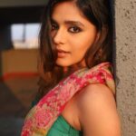 Pranati Rai Prakash Instagram - Chalo phir, shayari likhte hain, isi bahane dil ke raaz to malum hon… Captured by @girish_rajput_photography