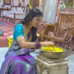 Pranika Dhakshu Instagram - When he falls for ur eyes 👁️❤️ - - - - - #pranikadhakshu #pranika #trendingreels #saree #reels #tamil #song #gvprakash #love #beingcharu #sandhiyaraagam @zeetamizh