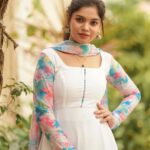 Pranika Dhakshu Instagram - பொட்டப் புள்ள பாதுகாப்பாக போக உலகம் பாதைப் போட்டு வைக்கும்… !!! இனிவரும்நாட்களில் …!!!! என்ற நம்பிக்கையுடன் வாடி ராசாத்தி… புதுசா… இளசா… ரவுசா… போவோம் வாடி வாலாட்டி…!!! மகளிர் தின வாழ்துக்கள் ..!!!! 🌼🍃 Artist - @pranikadhakshu Costumes - @ival.amali Photographer - @camerasenthil Makeup - @anjusartistry Shoot Organized by @rrajeshananda #pranikadhakshu #zara #magalirdhinanalvaazhthukkal #happywomensday