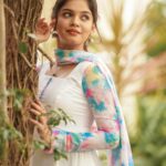 Pranika Dhakshu Instagram – கண்மணி அன்போடு காதலி……!!!🤍🍃

Artist – @pranikadhakshu
Costumes – @ival.amali 
Photographer – @camerasenthil 
Makeup – @anjusartistry 
Shoot Organized by @rrajeshananda 

.
.
#pranikadhakshu #zara #guna #kanmani #kanmanianbodukadhalan #manjummalboys
