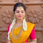 Pranika Dhakshu Instagram – YAARU  ANTHA PONNU….!!!! 🌼🍃

Saree : @zaara_studio 
Blouse @vmakeu_designer_blouses 
Beautiful jewellery @new_ideas_fashions 
.
.
.
#pranikadhakshu #zara #bringcharu #charu #sandhiyaraagam #zeetamil @zeetamizh #traditional #yellowsaree #bridal #jewelry #love