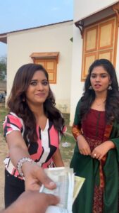 Pranika Dhakshu Instagram - Kaasu Panam Thuttu Money Money...!!!💸😜 சந்தியாராகம் | தினமும் இரவு 9.30 மணிக்கு. #SandhyaRaagam #Maya #Dhanalakshmi #Janaki #Sandhiya #ZeeTamil