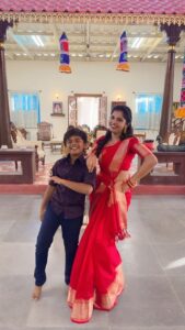 Pranika Dhakshu Instagram - Again with my cutie pie @thiyan_jackie_ 🫂 . . #pranikadhakshu #sneha #oldsongs #trendingreels #zeetamil #sandhyaragam Chennai, India