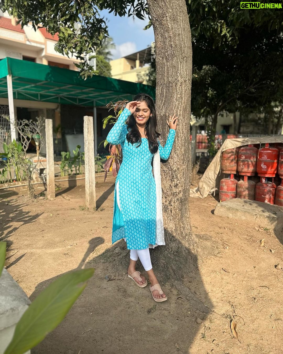 Pranika Dhakshu Instagram - Be so busy loving your life that have no time for hate , regrets or tears :) . . Costume : @vino_outfits thanks a lots for amazing tops nd especially I love the quality ✨ . . #pranikadhakshu #durga #meenakshiponnunga #zeetamil #serial #love #joemovie #songs Chennai, India