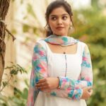 Pranika Dhakshu Instagram - பொட்டப் புள்ள பாதுகாப்பாக போக உலகம் பாதைப் போட்டு வைக்கும்… !!! இனிவரும்நாட்களில் …!!!! என்ற நம்பிக்கையுடன் வாடி ராசாத்தி… புதுசா… இளசா… ரவுசா… போவோம் வாடி வாலாட்டி…!!! மகளிர் தின வாழ்துக்கள் ..!!!! 🌼🍃 Artist - @pranikadhakshu Costumes - @ival.amali Photographer - @camerasenthil Makeup - @anjusartistry Shoot Organized by @rrajeshananda #pranikadhakshu #zara #magalirdhinanalvaazhthukkal #happywomensday