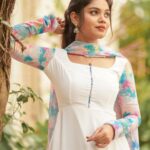 Pranika Dhakshu Instagram - பொட்டப் புள்ள பாதுகாப்பாக போக உலகம் பாதைப் போட்டு வைக்கும்… !!! இனிவரும்நாட்களில் …!!!! என்ற நம்பிக்கையுடன் வாடி ராசாத்தி… புதுசா… இளசா… ரவுசா… போவோம் வாடி வாலாட்டி…!!! மகளிர் தின வாழ்துக்கள் ..!!!! 🌼🍃 Artist - @pranikadhakshu Costumes - @ival.amali Photographer - @camerasenthil Makeup - @anjusartistry Shoot Organized by @rrajeshananda #pranikadhakshu #zara #magalirdhinanalvaazhthukkal #happywomensday