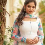 Pranika Dhakshu Instagram - பொட்டப் புள்ள பாதுகாப்பாக போக உலகம் பாதைப் போட்டு வைக்கும்… !!! இனிவரும்நாட்களில் …!!!! என்ற நம்பிக்கையுடன் வாடி ராசாத்தி… புதுசா… இளசா… ரவுசா… போவோம் வாடி வாலாட்டி…!!! மகளிர் தின வாழ்துக்கள் ..!!!! 🌼🍃 Artist - @pranikadhakshu Costumes - @ival.amali Photographer - @camerasenthil Makeup - @anjusartistry Shoot Organized by @rrajeshananda #pranikadhakshu #zara #magalirdhinanalvaazhthukkal #happywomensday
