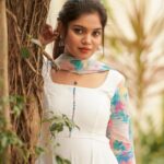 Pranika Dhakshu Instagram - பொட்டப் புள்ள பாதுகாப்பாக போக உலகம் பாதைப் போட்டு வைக்கும்… !!! இனிவரும்நாட்களில் …!!!! என்ற நம்பிக்கையுடன் வாடி ராசாத்தி… புதுசா… இளசா… ரவுசா… போவோம் வாடி வாலாட்டி…!!! மகளிர் தின வாழ்துக்கள் ..!!!! 🌼🍃 Artist - @pranikadhakshu Costumes - @ival.amali Photographer - @camerasenthil Makeup - @anjusartistry Shoot Organized by @rrajeshananda #pranikadhakshu #zara #magalirdhinanalvaazhthukkal #happywomensday