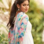 Pranika Dhakshu Instagram - பொட்டப் புள்ள பாதுகாப்பாக போக உலகம் பாதைப் போட்டு வைக்கும்… !!! இனிவரும்நாட்களில் …!!!! என்ற நம்பிக்கையுடன் வாடி ராசாத்தி… புதுசா… இளசா… ரவுசா… போவோம் வாடி வாலாட்டி…!!! மகளிர் தின வாழ்துக்கள் ..!!!! 🌼🍃 Artist - @pranikadhakshu Costumes - @ival.amali Photographer - @camerasenthil Makeup - @anjusartistry Shoot Organized by @rrajeshananda #pranikadhakshu #zara #magalirdhinanalvaazhthukkal #happywomensday