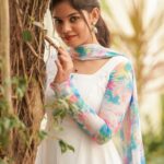 Pranika Dhakshu Instagram - பொட்டப் புள்ள பாதுகாப்பாக போக உலகம் பாதைப் போட்டு வைக்கும்… !!! இனிவரும்நாட்களில் …!!!! என்ற நம்பிக்கையுடன் வாடி ராசாத்தி… புதுசா… இளசா… ரவுசா… போவோம் வாடி வாலாட்டி…!!! மகளிர் தின வாழ்துக்கள் ..!!!! 🌼🍃 Artist - @pranikadhakshu Costumes - @ival.amali Photographer - @camerasenthil Makeup - @anjusartistry Shoot Organized by @rrajeshananda #pranikadhakshu #zara #magalirdhinanalvaazhthukkal #happywomensday