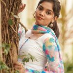 Pranika Dhakshu Instagram – கண்மணி அன்போடு காதலி……!!!🤍🍃

Artist – @pranikadhakshu
Costumes – @ival.amali 
Photographer – @camerasenthil 
Makeup – @anjusartistry 
Shoot Organized by @rrajeshananda 

.
.
#pranikadhakshu #zara #guna #kanmani #kanmanianbodukadhalan #manjummalboys