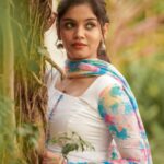 Pranika Dhakshu Instagram – கண்மணி அன்போடு காதலி……!!!🤍🍃

Artist – @pranikadhakshu
Costumes – @ival.amali 
Photographer – @camerasenthil 
Makeup – @anjusartistry 
Shoot Organized by @rrajeshananda 

.
.
#pranikadhakshu #zara #guna #kanmani #kanmanianbodukadhalan #manjummalboys