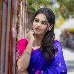 Pranika Dhakshu Instagram – அம்மாச்சி சேலையில் ஒரு மயிலாப்பூர் மாமி…!!!!

Wearing my Ammachi saree for today..!!!

Today is a special day and i wore my grandmother’s saree . one of the few that i selected from her Alammari..!!!!

I feel like a “CHAMATHU PONNU” in #Ammachisaree

Draping a vintage single side border purple & pink border Kanchivaram silk saree…!!!

As I stepped out,  Enga Veetu  Mahalakshmi, Annapoorani (My AMMACHI) said , 

 “MAHALAKSHMI MATHIRI IRUKKA Dii “

With so much excitement and sparkle in her eyes..!!!

ஒவ்வொரு சேலையும் ஒரு கதை சொல்லும்…நானும் கதை சொல்கிறேன் எங்கள் வீட்டு கதை சொல்லியாய்….!!!

பாதி கிழிந்த இதழை  ஒவ்வொரு பக்கமாய்ப் புரட்டி அ ,ஆ , இ எனச் சொல்லும் அம்மாச்சியின் சிறு குழந்தையாய்  நான்!!!

ஒரு சொல் கவிதைக்கு அவள் ஏகப் பொருத்தம் !!!

அவள் முகவரி தான் எங்கள் முகவரி என்ற அடையாளமே போதுமானதாக இருக்கும் அவள் அறிமுகத்திற்கு..!!!

கூப்பிடு தூரமென்றாலும் கோடை விடுமுறைக்கு மட்டும்தான் அம்மாச்சி வீட்டுக்கு..!!!

கொஞ்சம் அன்புக்காக எனது சிறு புன்னகைக்காக ஜீவனுக்குள் பாசத்தின் ஜென்மத்தைப் பதுக்கியவள் அவள்..!!!

அவள் எங்க வீட்டு அன்னபூரணி !!!

எனக்குத் தெரிந்து அம்மாச்சியின் நெடும் பயண தூரமே வாசலுக்கும் சமையலறைக்கும் இடைப்பட்ட தூரம் தான்..!!!

எங்களுக்கு என்ன பிடிக்கும் என்பதை யோசித்தே , சமையல் கட்டிலேயே மங்கிப் போகும் அவளது மாலைப் பொழுதுகள் இன்று வரை…!!!

இந்த உலகின் ஆகச்சிறந்த அன்னபூரணி அவள் !!! 
விளையாட்டாக , சாப்பிடும் போது வயிறு நிறையவில்லை என்பதை ,

“இன்னும் பொட்டிக்கூடை வரவில்லை” என்று!!! அன்பாக ❤️

அஞ்சறைப் பெட்டியிலும்  எங்கள் அன்பில் மட்டும் கரைந்து போவாள்!!
கடுகு டப்பாவில் வைத்திருக்கும் சில்லறை காசு தான் எங்கள் வீட்டு பெரும் கடனை கூட சாதாரணமாக்கியது!!!

வழியைத் தொலைத்தவளாய் நின்ற போது , “ வாழ ஆயிரம் வழி இருக்குடா” என்று வாழ்வியல் நம்பிக்கை விதை ஊன்றியவள்..!!!

புடவையில் அவள் வாசனை உணர்கிறேன்…!!!
அடுத்த பிறவி இருந்தால் என் தாயோடு நானும் சேயாய் பிறப்பேன்!!!

வானமும் பூமியும் அளந்திடாத பாசக்காரி அவள்!!!

Luv u AMMACHI ❤️✨

#pranikadhakshu #ammachi #saree #traditional #kanchipuramsaree #grandmothersaree #grandmasaree