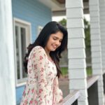 Pranika Dhakshu Instagram – Munbe vaaaa..!!!🌸🫶

Beautiful outfit from @chakrabortymukta 

#pranikadhakshu #charu #sandhiyaraagam #zeetamil #anarkali