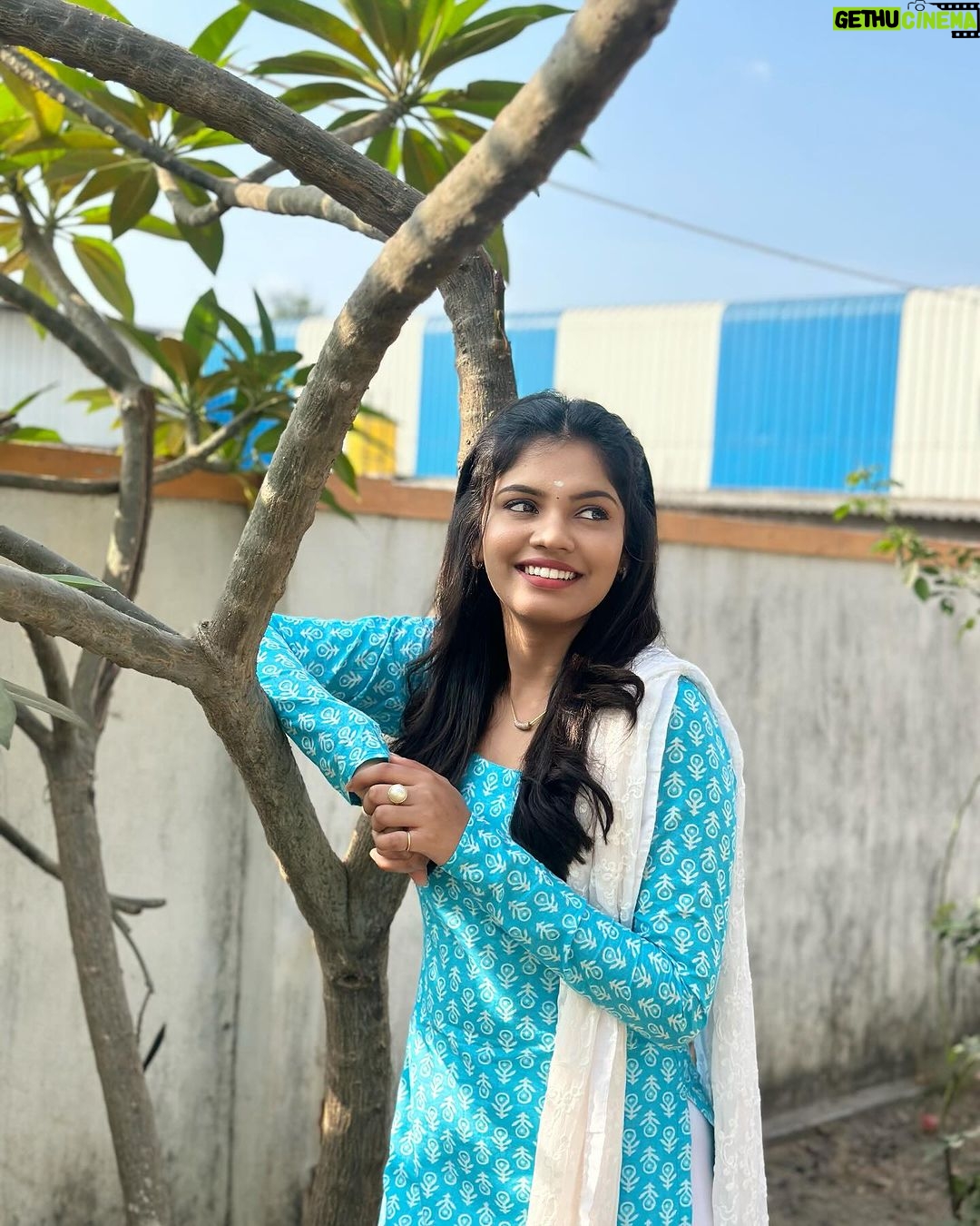 Pranika Dhakshu Instagram - Be so busy loving your life that have no time for hate , regrets or tears :) . . Costume : @vino_outfits thanks a lots for amazing tops nd especially I love the quality ✨ . . #pranikadhakshu #durga #meenakshiponnunga #zeetamil #serial #love #joemovie #songs Chennai, India