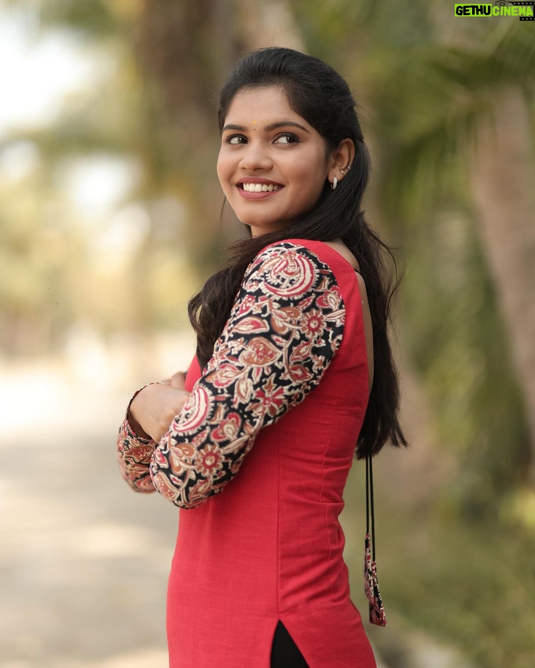 Pranika Dhakshu Instagram - Be so busy loving your life that have no time for hate , regrets or tears :) . . Costume : @vino_outfits thanks a lots for amazing tops nd especially I love the quality ✨ . . #pranikadhakshu #durga #meenakshiponnunga #zeetamil #serial #love #joemovie #songs Chennai, India