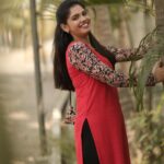 Pranika Dhakshu Instagram – Be so busy loving your life that have no time for hate , regrets or tears :)
.
.
Costume : @vino_outfits thanks a lots for amazing tops nd especially I love the quality ✨
.
.
#pranikadhakshu #durga #meenakshiponnunga #zeetamil #serial #love #joemovie #songs Chennai, India