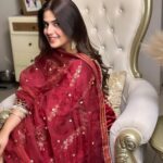Pranjal Dahiya Instagram - ena deeveyan nu dasan ke chaanani nu dasse chann vehre mere aa charheya🪙 . . . . Beautiful suit by @khwabeedabyamanjotbrar ❤️