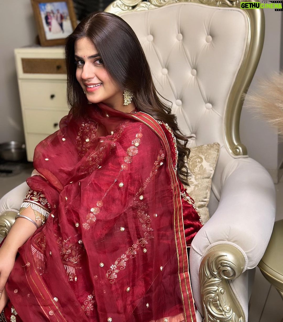 Pranjal Dahiya Instagram - ena deeveyan nu dasan ke chaanani nu dasse chann vehre mere aa charheya🪙 . . . . Beautiful suit by @khwabeedabyamanjotbrar ❤️