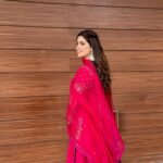 Pranjal Dahiya Instagram – Isme jo tera khawab piroya
Neendein bani Patang 🤍
.
.
.
.
Beautiful suit by @amrinsahi.official