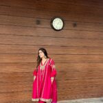 Pranjal Dahiya Instagram – Isme jo tera khawab piroya
Neendein bani Patang 🤍
.
.
.
.
Beautiful suit by @amrinsahi.official