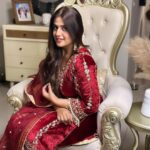 Pranjal Dahiya Instagram – ena deeveyan nu dasan ke chaanani nu dasse
chann vehre mere aa charheya🪙
.
.
.
.
Beautiful suit by @khwabeedabyamanjotbrar ❤️