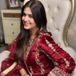 Pranjal Dahiya Instagram – ena deeveyan nu dasan ke chaanani nu dasse
chann vehre mere aa charheya🪙
.
.
.
.
Beautiful suit by @khwabeedabyamanjotbrar ❤️