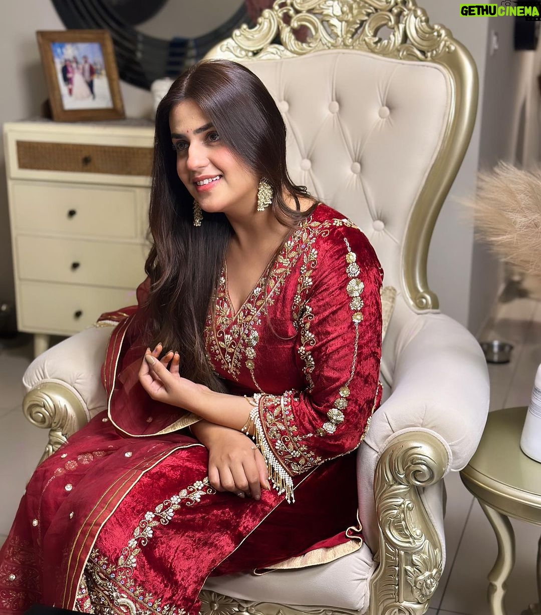Pranjal Dahiya Instagram - ena deeveyan nu dasan ke chaanani nu dasse chann vehre mere aa charheya🪙 . . . . Beautiful suit by @khwabeedabyamanjotbrar ❤️