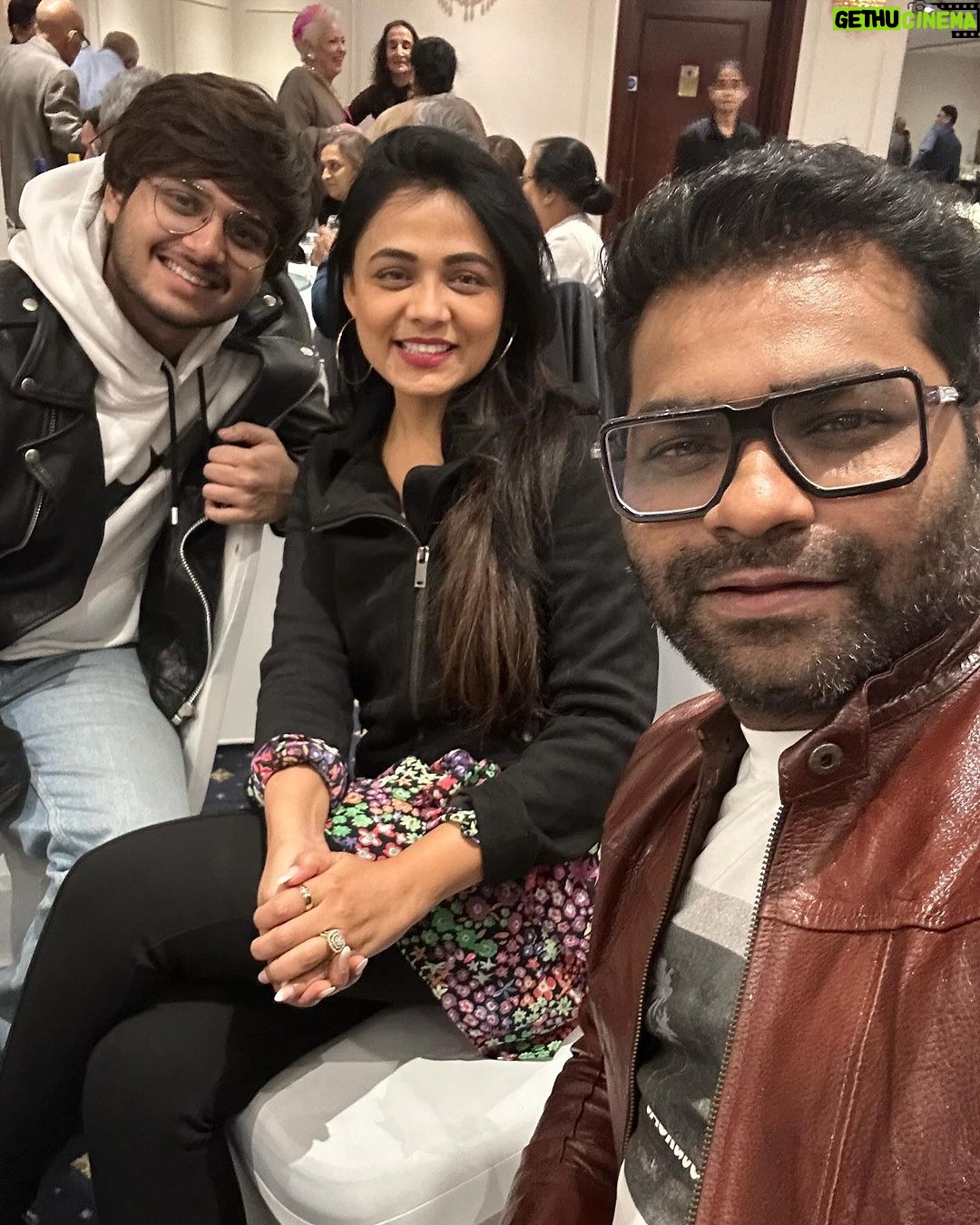 Prarthana Behere Instagram - आपली मैत्री सुरू झाली ती फोटो साठी उधार घेतलेल्या तुझ्या trolley bag पासून का मग.. London मधे तू पाजलेल्या पहिल्या black-coffee पासून… छे.. छे.. आपली मैत्री सुरू झाली ती, “तू” दिग्दर्शन करत असलेल्या आणि संजू दादाने dop म्हणून काम केलेल्या “reels” 📸 पासून . ज्यात मी, शिवानी सुर्वे, संजय नार्वेकर सर, अभिनय बेर्डे , संजू दादा अश्या कलाकारांनी career ला जरासं statue देऊन, आयुष्यातला खरा आनंद शोधला. 🤩🤩🤩 आपल्या सगळ्यांना बांधून ठेवणारा “मैत्रीचा धागा” एखाद्या “दोऱ्याच्या रिळ” मधे नसून “instaच्या रील” मधे आहे हा शोध तुझाच. (wow मला काय वाक्य सुचलंय बघ! आत्ता सोबत असतीस तर म्हणाली असतीस ह्यावर काहीतरी reel करू यार) तुझ्या बाबतीत मला एका गोष्टीचं कायम कौतुक वाटतं तू किती “सोपं” करुन घेतलं आहेस स्वतःला यार. मित्र सोबत असताना मज्जा करणाऱ्या आणि जेव्हा फक्त स्वतः सोबत असतेस तेंव्हां जरा जास्त मज्जा करणाऱ्या मैत्रीणे तुला happy birthday आणि खूप प्रेम ❤️ @teamkushalbadrikeofficial
