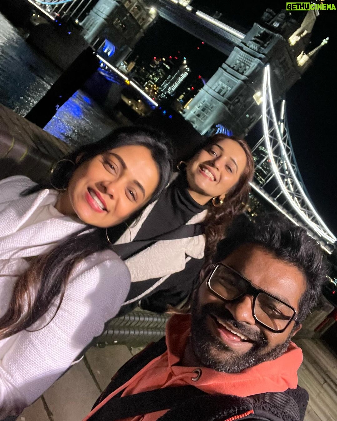 Prarthana Behere Instagram - आपली मैत्री सुरू झाली ती फोटो साठी उधार घेतलेल्या तुझ्या trolley bag पासून का मग.. London मधे तू पाजलेल्या पहिल्या black-coffee पासून… छे.. छे.. आपली मैत्री सुरू झाली ती, “तू” दिग्दर्शन करत असलेल्या आणि संजू दादाने dop म्हणून काम केलेल्या “reels” 📸 पासून . ज्यात मी, शिवानी सुर्वे, संजय नार्वेकर सर, अभिनय बेर्डे , संजू दादा अश्या कलाकारांनी career ला जरासं statue देऊन, आयुष्यातला खरा आनंद शोधला. 🤩🤩🤩 आपल्या सगळ्यांना बांधून ठेवणारा “मैत्रीचा धागा” एखाद्या “दोऱ्याच्या रिळ” मधे नसून “instaच्या रील” मधे आहे हा शोध तुझाच. (wow मला काय वाक्य सुचलंय बघ! आत्ता सोबत असतीस तर म्हणाली असतीस ह्यावर काहीतरी reel करू यार) तुझ्या बाबतीत मला एका गोष्टीचं कायम कौतुक वाटतं तू किती “सोपं” करुन घेतलं आहेस स्वतःला यार. मित्र सोबत असताना मज्जा करणाऱ्या आणि जेव्हा फक्त स्वतः सोबत असतेस तेंव्हां जरा जास्त मज्जा करणाऱ्या मैत्रीणे तुला happy birthday आणि खूप प्रेम ❤️ @teamkushalbadrikeofficial
