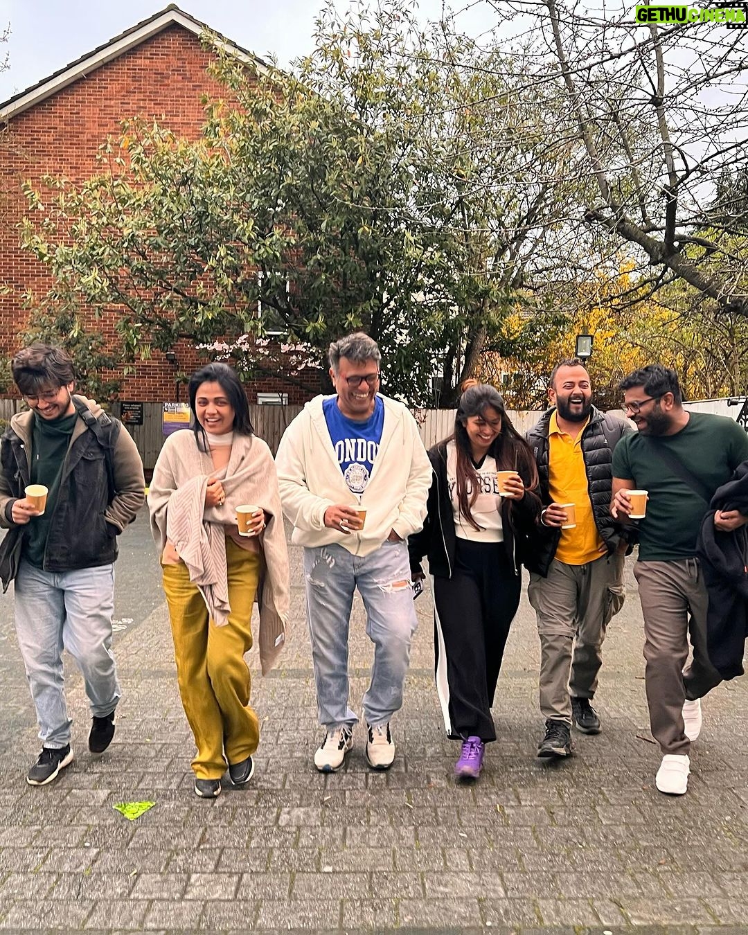 Prarthana Behere Instagram - आपली मैत्री सुरू झाली ती फोटो साठी उधार घेतलेल्या तुझ्या trolley bag पासून का मग.. London मधे तू पाजलेल्या पहिल्या black-coffee पासून… छे.. छे.. आपली मैत्री सुरू झाली ती, “तू” दिग्दर्शन करत असलेल्या आणि संजू दादाने dop म्हणून काम केलेल्या “reels” 📸 पासून . ज्यात मी, शिवानी सुर्वे, संजय नार्वेकर सर, अभिनय बेर्डे , संजू दादा अश्या कलाकारांनी career ला जरासं statue देऊन, आयुष्यातला खरा आनंद शोधला. 🤩🤩🤩 आपल्या सगळ्यांना बांधून ठेवणारा “मैत्रीचा धागा” एखाद्या “दोऱ्याच्या रिळ” मधे नसून “instaच्या रील” मधे आहे हा शोध तुझाच. (wow मला काय वाक्य सुचलंय बघ! आत्ता सोबत असतीस तर म्हणाली असतीस ह्यावर काहीतरी reel करू यार) तुझ्या बाबतीत मला एका गोष्टीचं कायम कौतुक वाटतं तू किती “सोपं” करुन घेतलं आहेस स्वतःला यार. मित्र सोबत असताना मज्जा करणाऱ्या आणि जेव्हा फक्त स्वतः सोबत असतेस तेंव्हां जरा जास्त मज्जा करणाऱ्या मैत्रीणे तुला happy birthday आणि खूप प्रेम ❤️ @teamkushalbadrikeofficial
