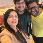 Prarthana Behere Instagram – आपली मैत्री सुरू झाली ती फोटो साठी उधार घेतलेल्या तुझ्या trolley bag पासून का मग.. London मधे तू पाजलेल्या पहिल्या black-coffee पासून…
छे.. छे.. आपली मैत्री सुरू झाली ती, “तू” दिग्दर्शन करत असलेल्या आणि संजू दादाने dop म्हणून काम केलेल्या “reels” 📸 पासून .
ज्यात मी, शिवानी सुर्वे, संजय नार्वेकर सर, अभिनय बेर्डे , संजू दादा अश्या कलाकारांनी career ला जरासं statue देऊन, आयुष्यातला खरा आनंद शोधला. 🤩🤩🤩
आपल्या सगळ्यांना बांधून ठेवणारा “मैत्रीचा धागा” एखाद्या “दोऱ्याच्या रिळ” मधे नसून “instaच्या रील” मधे आहे हा शोध तुझाच.
(wow मला काय वाक्य सुचलंय बघ! आत्ता सोबत असतीस तर म्हणाली असतीस ह्यावर काहीतरी reel करू यार)
तुझ्या बाबतीत मला एका गोष्टीचं कायम कौतुक वाटतं तू किती “सोपं” करुन घेतलं आहेस स्वतःला यार.
मित्र सोबत असताना मज्जा करणाऱ्या आणि जेव्हा फक्त स्वतः सोबत असतेस तेंव्हां जरा जास्त मज्जा करणाऱ्या मैत्रीणे तुला happy birthday आणि खूप प्रेम ❤️
@teamkushalbadrikeofficial