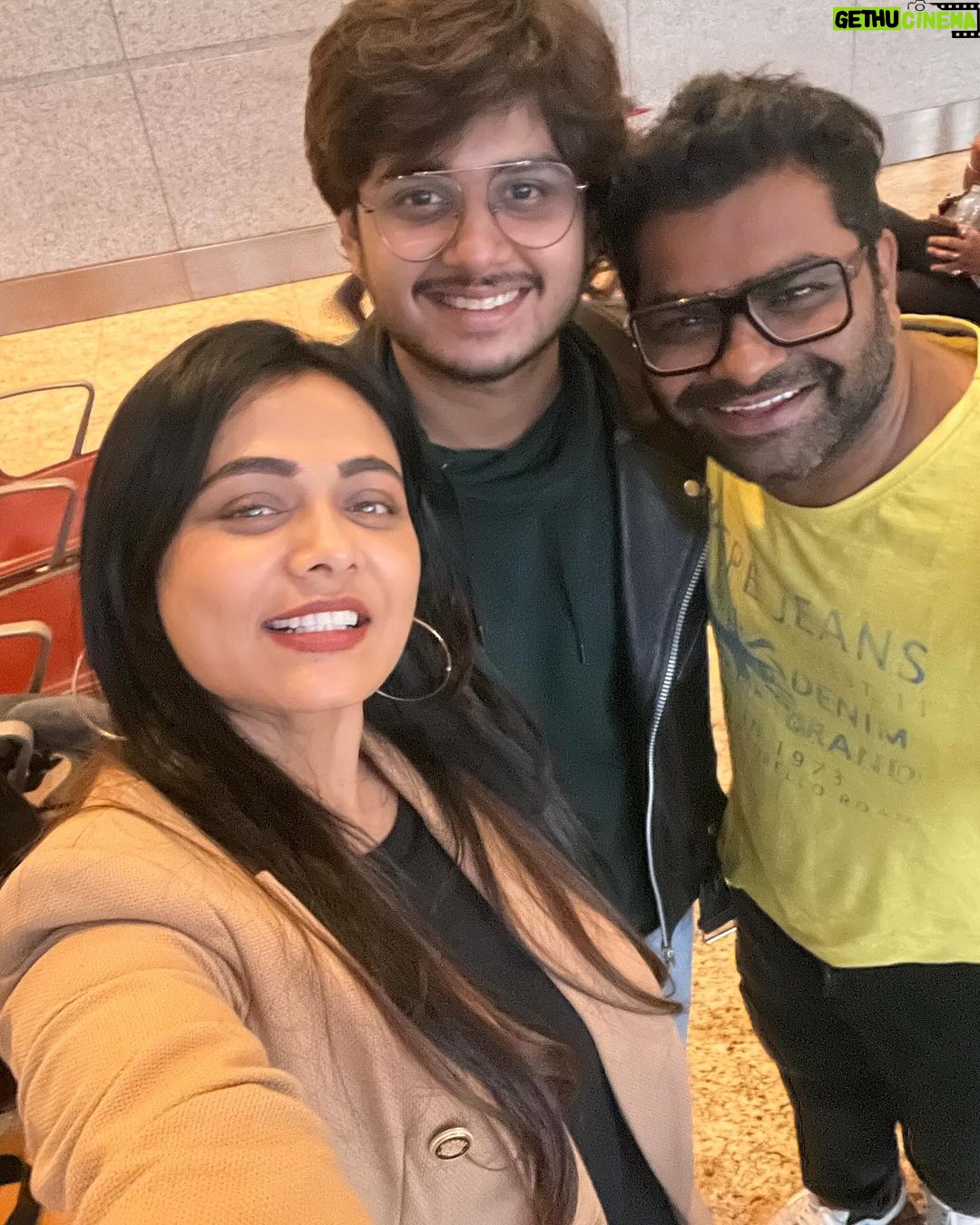 Prarthana Behere Instagram - आपली मैत्री सुरू झाली ती फोटो साठी उधार घेतलेल्या तुझ्या trolley bag पासून का मग.. London मधे तू पाजलेल्या पहिल्या black-coffee पासून… छे.. छे.. आपली मैत्री सुरू झाली ती, “तू” दिग्दर्शन करत असलेल्या आणि संजू दादाने dop म्हणून काम केलेल्या “reels” 📸 पासून . ज्यात मी, शिवानी सुर्वे, संजय नार्वेकर सर, अभिनय बेर्डे , संजू दादा अश्या कलाकारांनी career ला जरासं statue देऊन, आयुष्यातला खरा आनंद शोधला. 🤩🤩🤩 आपल्या सगळ्यांना बांधून ठेवणारा “मैत्रीचा धागा” एखाद्या “दोऱ्याच्या रिळ” मधे नसून “instaच्या रील” मधे आहे हा शोध तुझाच. (wow मला काय वाक्य सुचलंय बघ! आत्ता सोबत असतीस तर म्हणाली असतीस ह्यावर काहीतरी reel करू यार) तुझ्या बाबतीत मला एका गोष्टीचं कायम कौतुक वाटतं तू किती “सोपं” करुन घेतलं आहेस स्वतःला यार. मित्र सोबत असताना मज्जा करणाऱ्या आणि जेव्हा फक्त स्वतः सोबत असतेस तेंव्हां जरा जास्त मज्जा करणाऱ्या मैत्रीणे तुला happy birthday आणि खूप प्रेम ❤️ @teamkushalbadrikeofficial