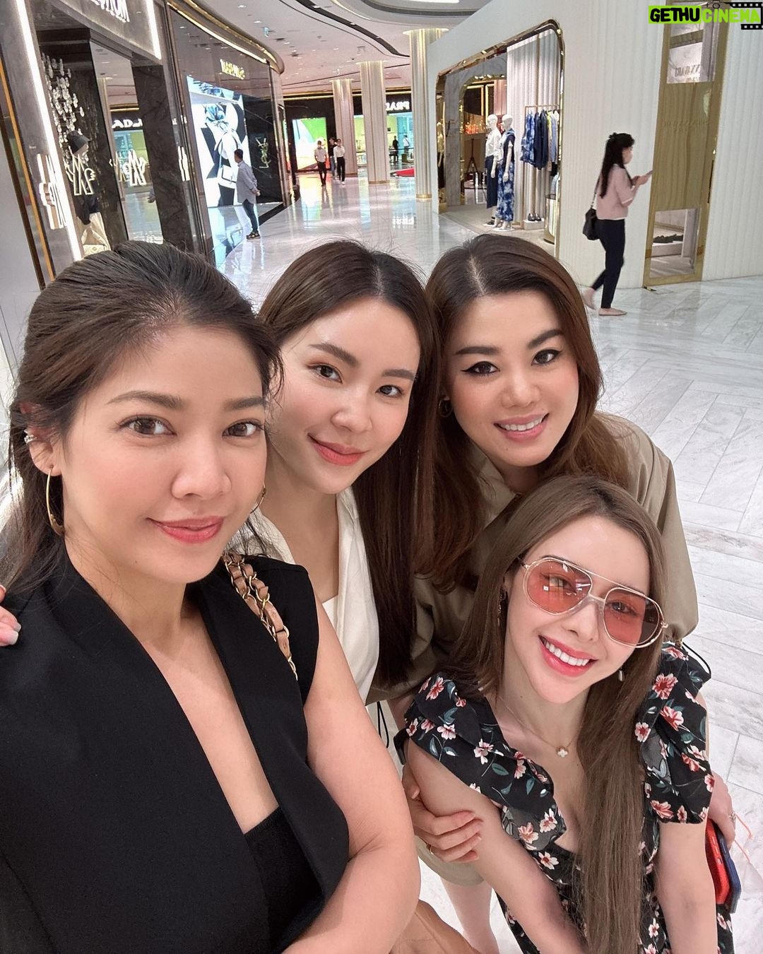 Preechaya Pongthananikorn Instagram - สาว สาว สาว สาว 💙💙😍😍 หาตัวจับยากนะคะ บอกเลย sometimes talk to your sister is all the therapy u need love u all . . . . . . . #sisters #qualitytime #chitchattime #girls #loveislove #dine #fyp #daily #family#friendship #friends #happyday King Power Rangnam