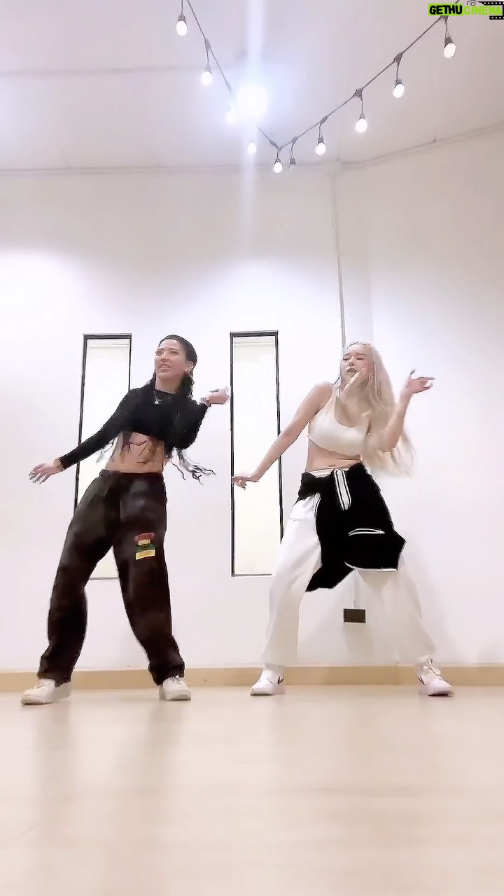 Preechaya Pongthananikorn Instagram - BAD TO ME - Wizkid Done for the first time with @kzgirl_kzworld 🤩⭐️🧡🔥🙏🏻 #นานๆที #มันก็จะประมาณนี้ #icexmoves #badtome #wizkid #dance Bangkok, Thailand