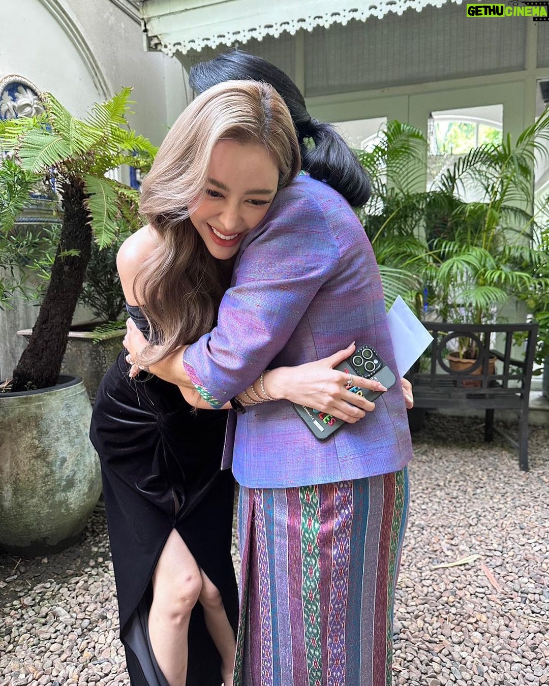 Preechaya Pongthananikorn Instagram - มี้ คือ นางเอกในดวงใจของหนูเสมอ หนูดีใจที่ได้เจอมี้อีกครั้งนะคะ รักมี้ ป.ล ทำไมมี้เด็กลงทุกวัน ไม่บอกไม่รู้ว่า 84 แย้วน้า 🤍💜🤍💜🤍💜🤍💜 Agalico Tea Room, Sukhumvit 51, Bangkok