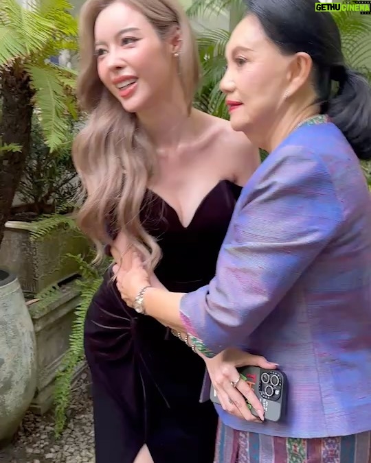 Preechaya Pongthananikorn Instagram - มี้ คือ นางเอกในดวงใจของหนูเสมอ หนูดีใจที่ได้เจอมี้อีกครั้งนะคะ รักมี้ ป.ล ทำไมมี้เด็กลงทุกวัน ไม่บอกไม่รู้ว่า 84 แย้วน้า 🤍💜🤍💜🤍💜🤍💜 Agalico Tea Room, Sukhumvit 51, Bangkok
