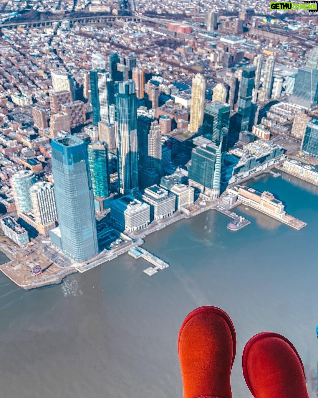 Preechaya Pongthananikorn Instagram - FEET ABOVE da SKYYY ! π€πΊπΈπ³ #newjersey #skyline #nofilter #newyorkcity #skyscraper NewYork