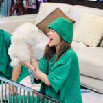 Preechaya Pongthananikorn Instagram - Im backkkkkkkkkk กลับมาแล้ววว !! เจ็บแล้วจบคือ คน เจ็บแล้วทน คือ ควายย !!! ไม่เกี่ยววว แต่น้องน่ารักมากกกกกกกก หน้าหมีหูสั้น หัวกลม ขาวจั้วะ ตั้งชื่อว่าน้อง ไวท์ ซะเลยย ⛄️☃️❄️🌬️🫧 . . . . . cutite li white pomeranian #heropom #pomeranian @heropom_ar